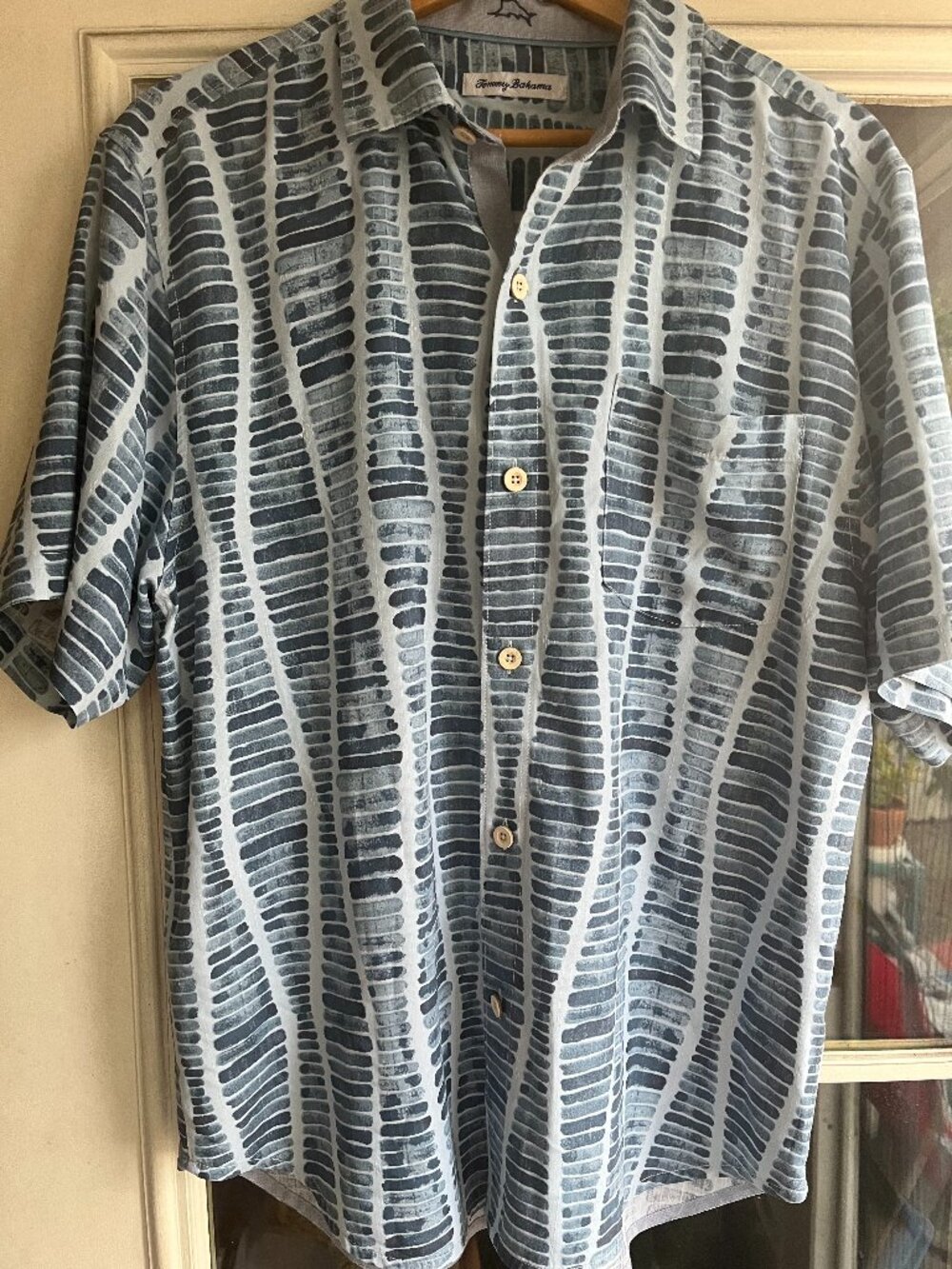Tommy Bahama Mens 100% Silk Blue strips Short Sleeve Button Down Shirt Medium